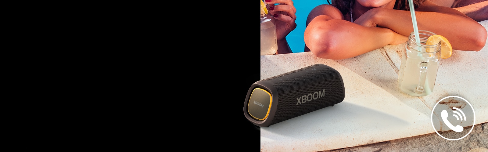 LG XBOOM GO XG5 ant baseino krašto. Baseine per garsiakalbį kalbasi trys žmonės.