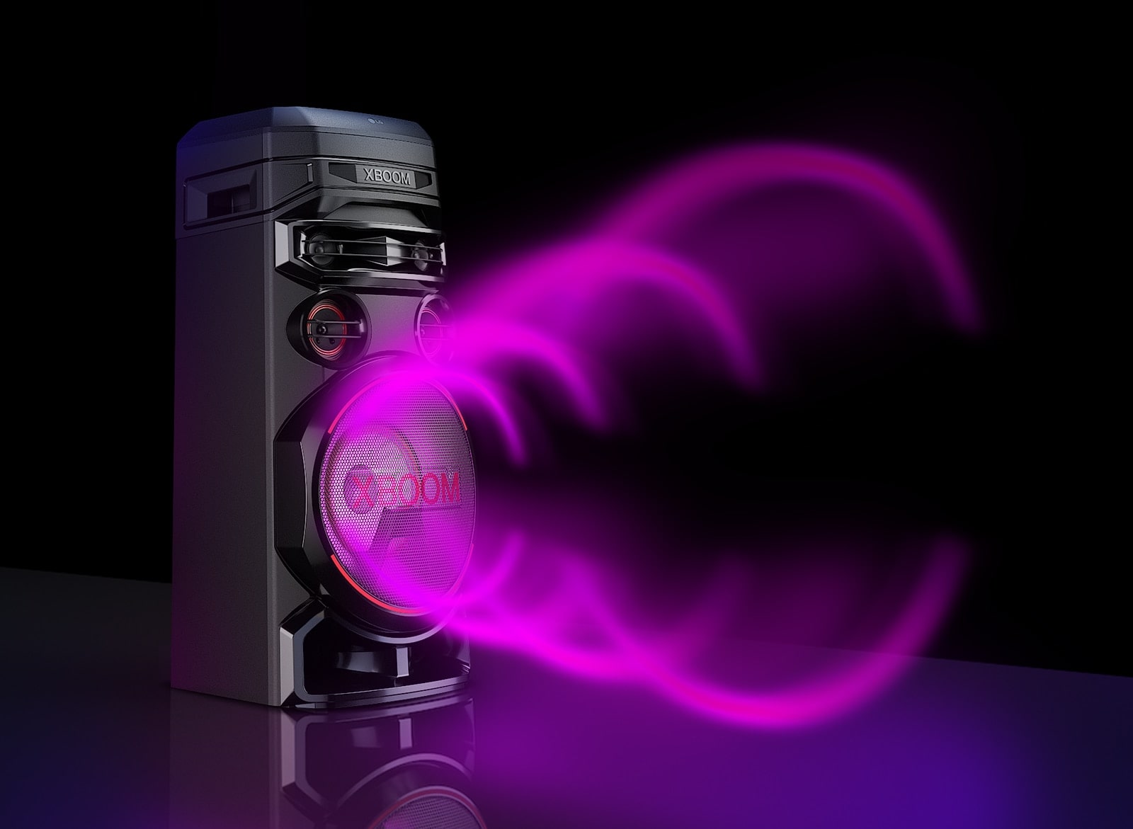 LG XBOOM RNC7 kairės pusės vaizdas juodame fone. Iš žemųjų dažnių garsiakalbių violetiniais apskritimais sklindančio garso grafikos vaizdas.