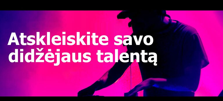 Vyras suka plokštelę didžėjaus pulte