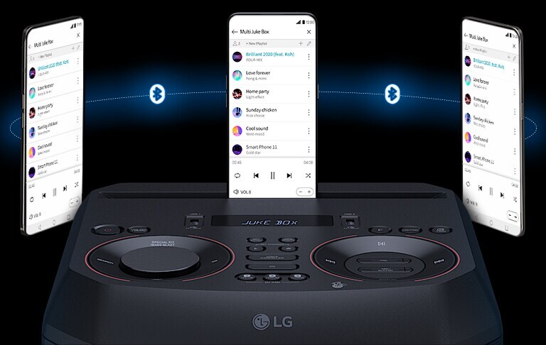 Vienas išmanusis telefonas įstatytas į LG XBOOM RNC7, o kiti du išmanieji telefonai sklando aplink. Tarp išmaniųjų telefonų yra „Bluetooth“ logotipas.