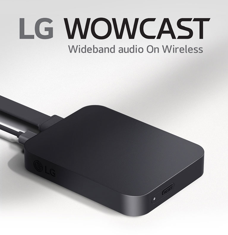 WOWCAST vaizdas iš viršaus įstrižai, matoma dešinė pusė. WOWCAST šviesiai pilkame fone. Virš kopijos pateiktas LG WOWCAST gaminio logotipas.