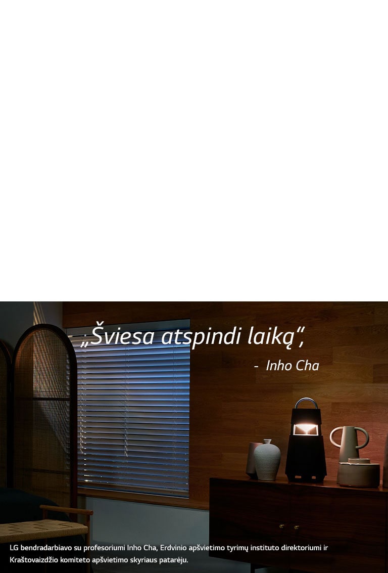 Paveikslėlyje XBOOM 360 apšviečia lentyną tamsiame kambaryje. Ant paveikslėlio užrašyta citata „Šviesa atspindi laiką“.