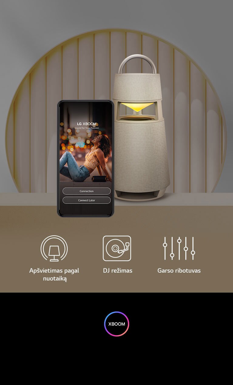 Vaizduojama XBOOM programėlė mobiliojo telefono ekrane ir XBOOM 360 įrenginys jaukioje namų aplinkoje.