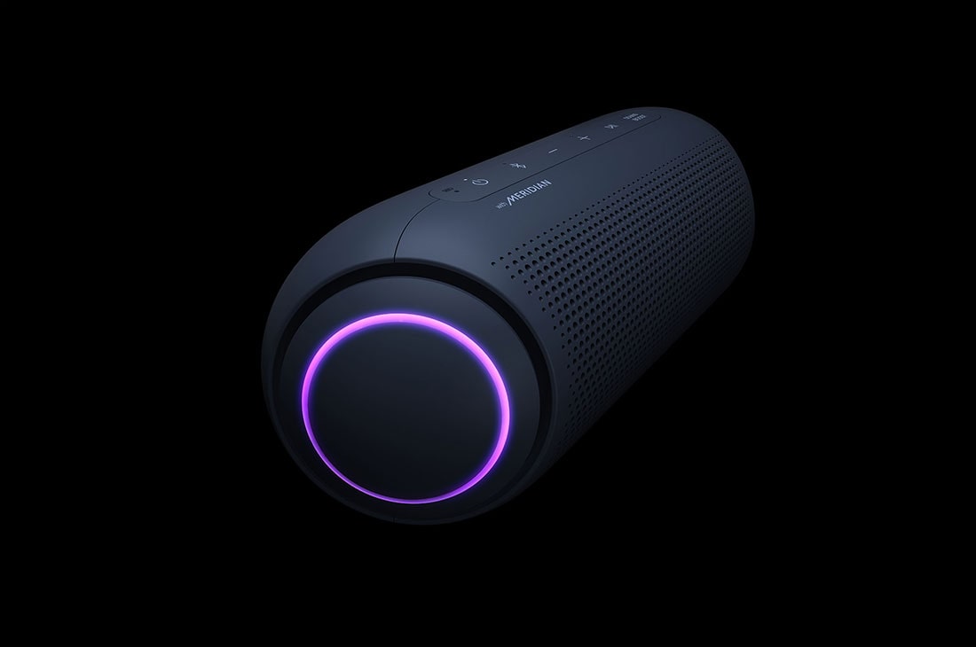 LG XBOOM Go PL5 kolonėlė, Priartintas vienas „XBOOM Go“ galas, kairysis žemadažnis garsiakalbis su apskritiminiu purpuriniu apšvietimu., PL5, thumbnail 14