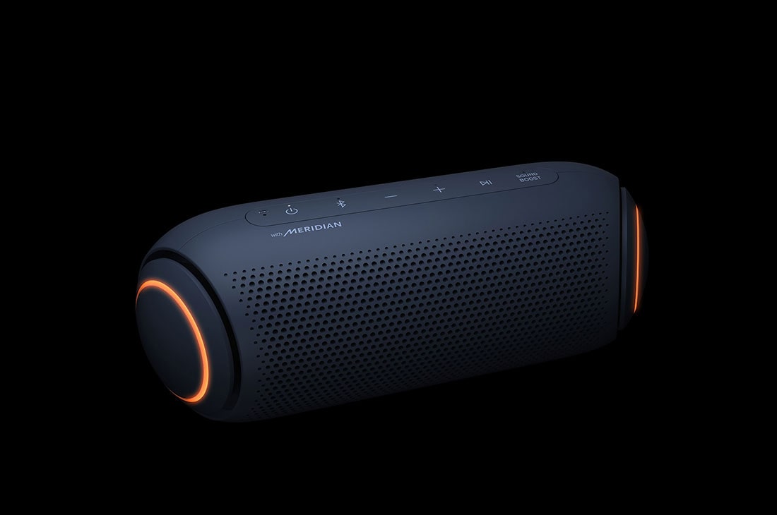 LG XBOOM Go PL5 kolonėlė, „XBOOM Go“ su apskritiminiu oranžiniu apšvietimu abiejuose galuose. Vaizdas nukreiptas žemyn 15 laipsnių kampu., PL5, thumbnail 15