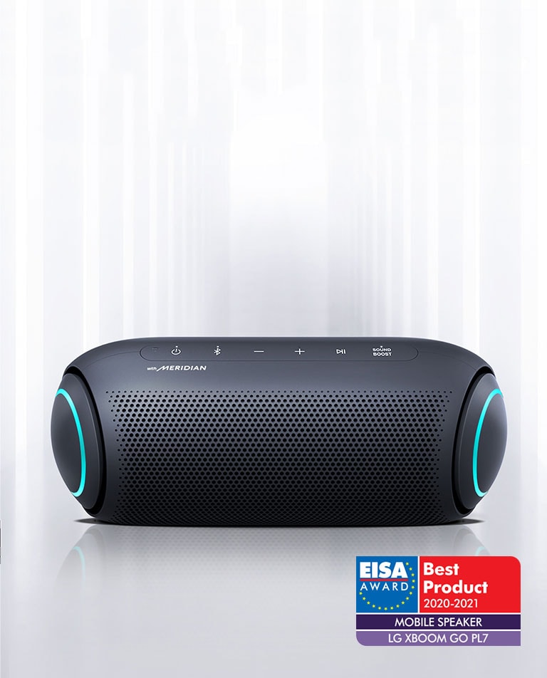 Šviesa sklinda aplink „XBOOM Go“ ir iš jo priekio, o abiejuose galuose matomas mėlynas švytėjimas.