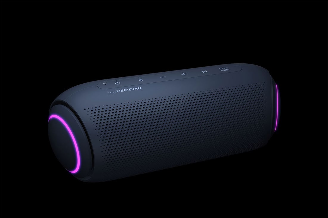 LG XBOOM Go PL7 kolonėlė, „XBOOM Go“ su apskritiminiu purpuriniu apšvietimu abiejuose galuose. Vaizdas nukreiptas žemyn 15 laipsnių kampu., PL7, thumbnail 8