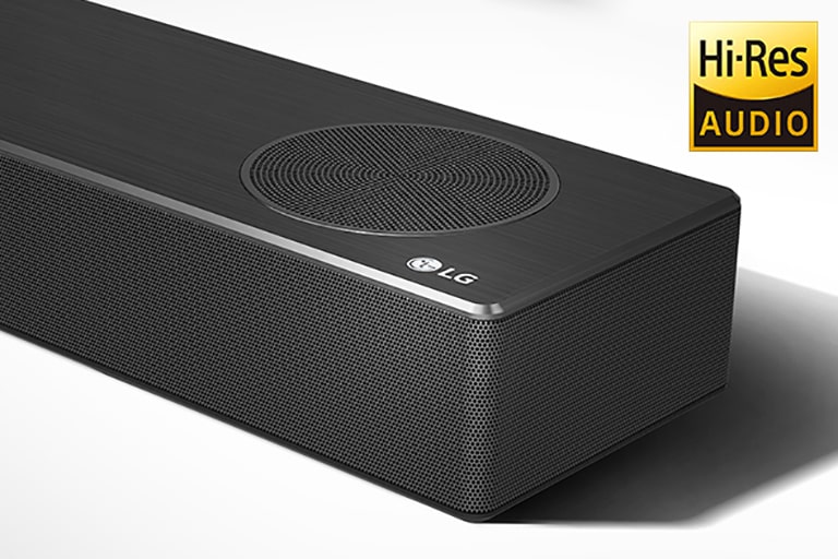 LG gulsčiojo garsiakalbio su LG logotipu apatiniame dešiniajame kampe dešinės pusės vaizdas stambiu planu. 