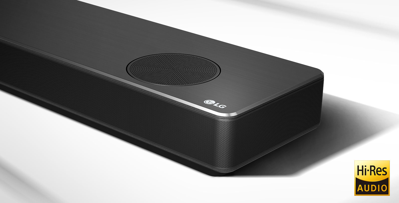LG gulsčiojo garsiakalbio su LG logotipu apatiniame dešiniajame kampe dešinės pusės vaizdas stambiu planu. 