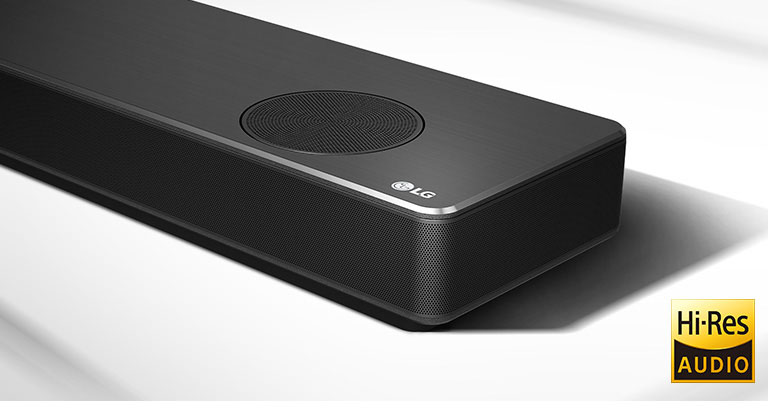 LG gulsčiojo garsiakalbio su LG logotipu apatiniame dešiniajame kampe dešinės pusės vaizdas stambiu planu. 