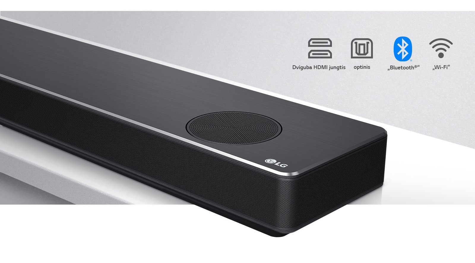 LG gulsčiojo garsiakalbio su LG logotipu apatiniame dešiniajame kampe dešinės pusės vaizdas stambiu planu. Virš produkto pavaizduotos prijungimo piktogramos.