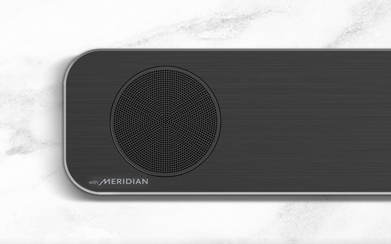 LG gulsčiojo garsiakalbio su „Meridian“ logotipu apatiniame kairiajame kampe kairės pusės vaizdas stambiu planu.