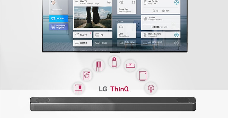 Ant sienos įrengtas televizorius. LG horizontalusis garsiakalbis padėtas po televizoriumi. „LG ThinQ“ logotipas ir prietaiso piktogramos yra tarp televizoriaus ir LG horizontaliojo garsiakalbio.