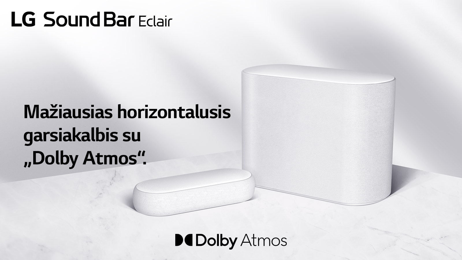 Horizontalusis garsiakalbis ir žemadažnis garsiakalbis, pastatyti ant marmurinių grindų; horizontalusis garsiakalbis ir žemadažnis garsiakalbis nukreipti į priešingas puses. Logotipas „LG Sound Bar Éclair“ kairėje pusėje, viršuje, ir užrašas „Mažiausias horizontalusis garsiakalbis su „Dolby Atmos“. Po horizontaliuoju garsiakalbiu taip pat yra logotipas „Dolby Atmos“