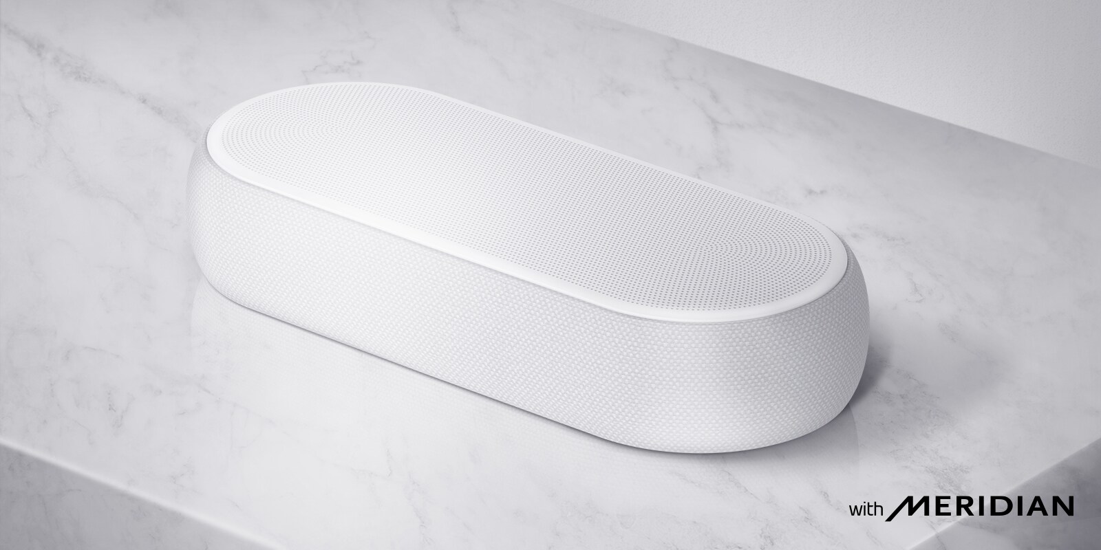 LG horizontaliojo garsiakalbio su LG logotipu apatiniame dešiniajame kampe dešinės pusės vaizdas stambiu planu.