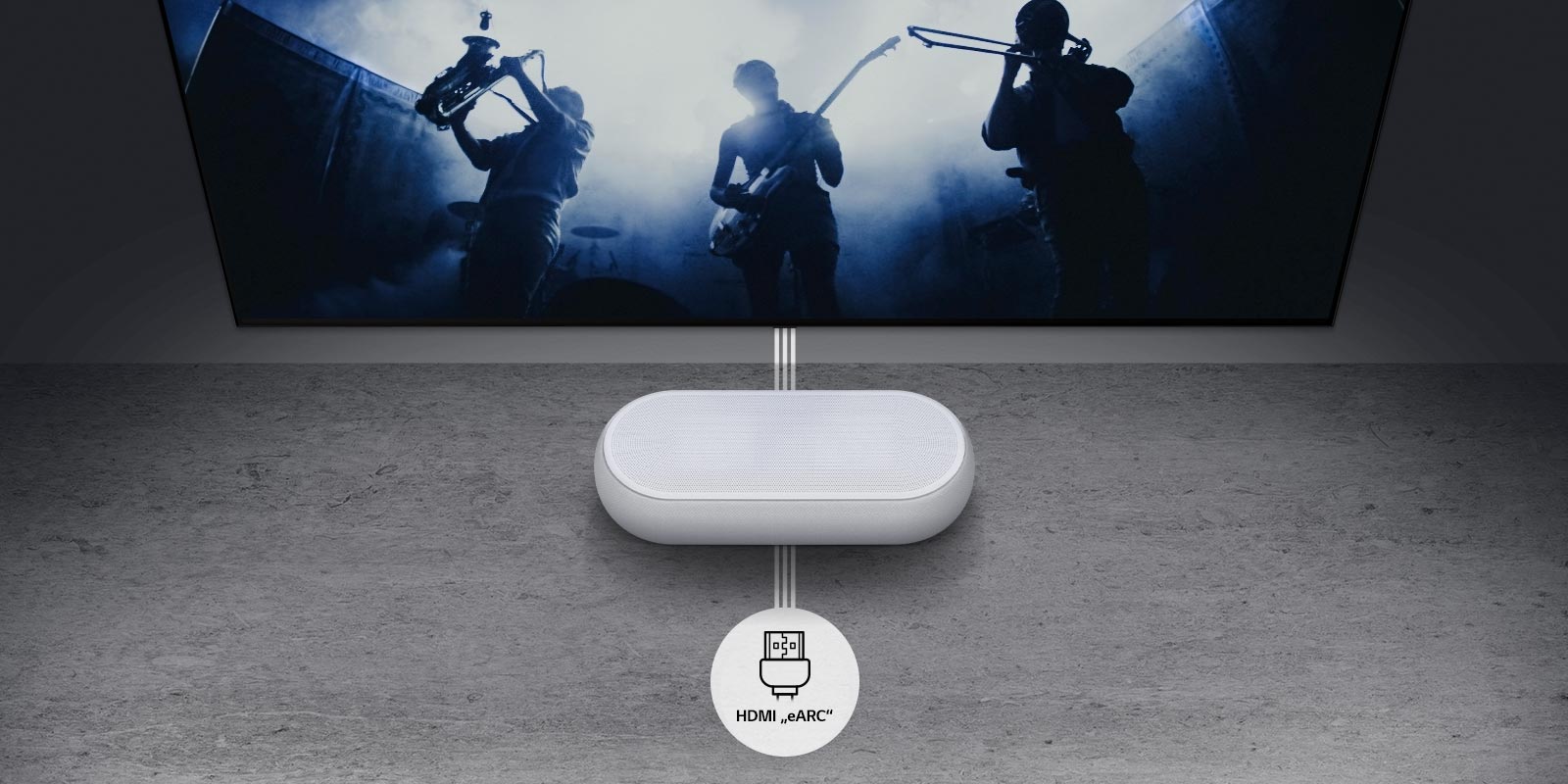 Ant sienos įrengtas televizorius. Televizorius rodo grupę juodu siluetu. LG horizontalusis garsiakalbis yra tiesiai po televizoriumi ant pilkos lentynos. Po horizontaliuoju garsiakalbiu yra HDMI „eARC“ piktograma.