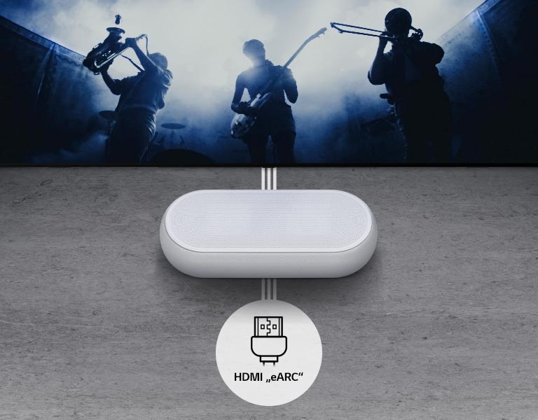 Ant sienos įrengtas televizorius. Televizorius rodo grupę juodu siluetu. LG horizontalusis garsiakalbis yra tiesiai po televizoriumi ant pilkos lentynos. Po horizontaliuoju garsiakalbiu yra HDMI „eARC“ piktograma.