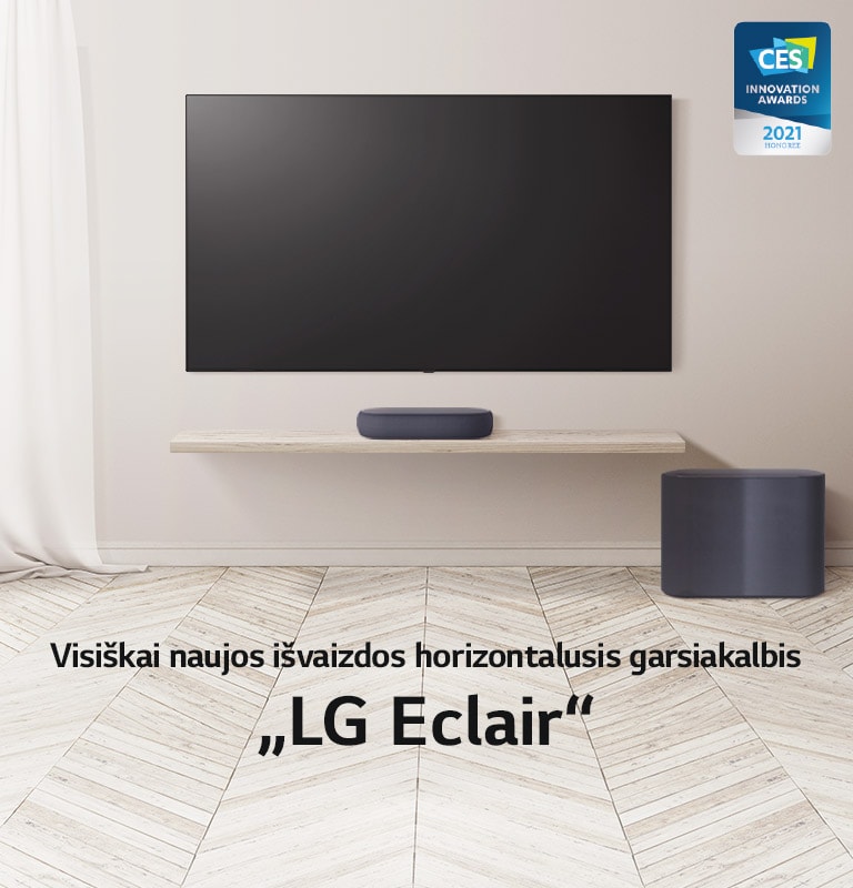 Užrašas „To dar nesate matę“ juodame ekrane. Užrašas dingsta, tada parodomas horizontalusis garsiakalbis ir televizorius, pastatyti ant medinių grindų, o į kairę nuo jų plazda užuolaida. CES INNOVATION AWARDS logotipas dešiniajame kampe.