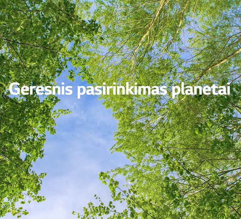 Per vidurį pateiktas žalias atvaizdas pilnas sodrių medžių lapų ir dangaus. Pagrindiniame tekste pastorintu šriftu nurodyta „Geresnis pasirinkimas planetai“