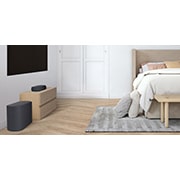 LG horizontalusis garsiakalbis QP5, Vaizdas iš šono: horizontalusis garsiakalbis ir žemadažnis garsiakalbis, padėti ant medinės spintelės jaukiame miegamajame, QP5, thumbnail 4