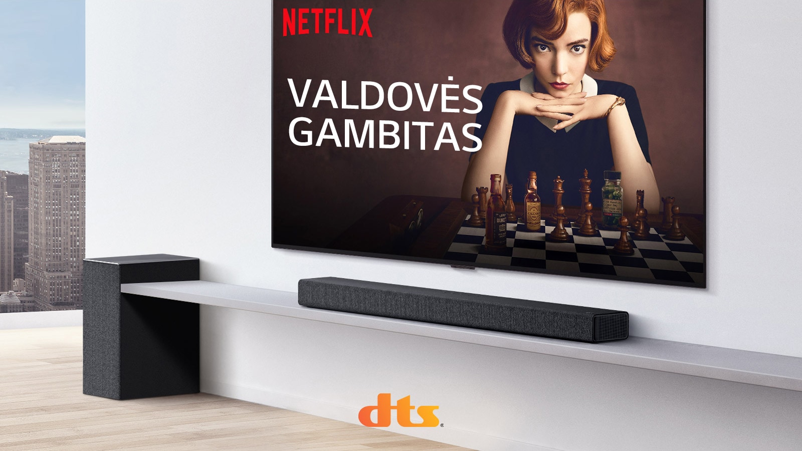 Ant sienos įrengtas televizorius.  Televizoriaus ekrane rodomas TV laidos plakatas. LG horizontalusis garsiakalbis yra tiesiai po televizoriumi ant baltos lentynos, o šalia yra žemadažnis garsiakalbis. Paveikslėlio apatinėje vidurinėje dalyje yra „Dolby Atmos“ ir DTS:X logotipai.