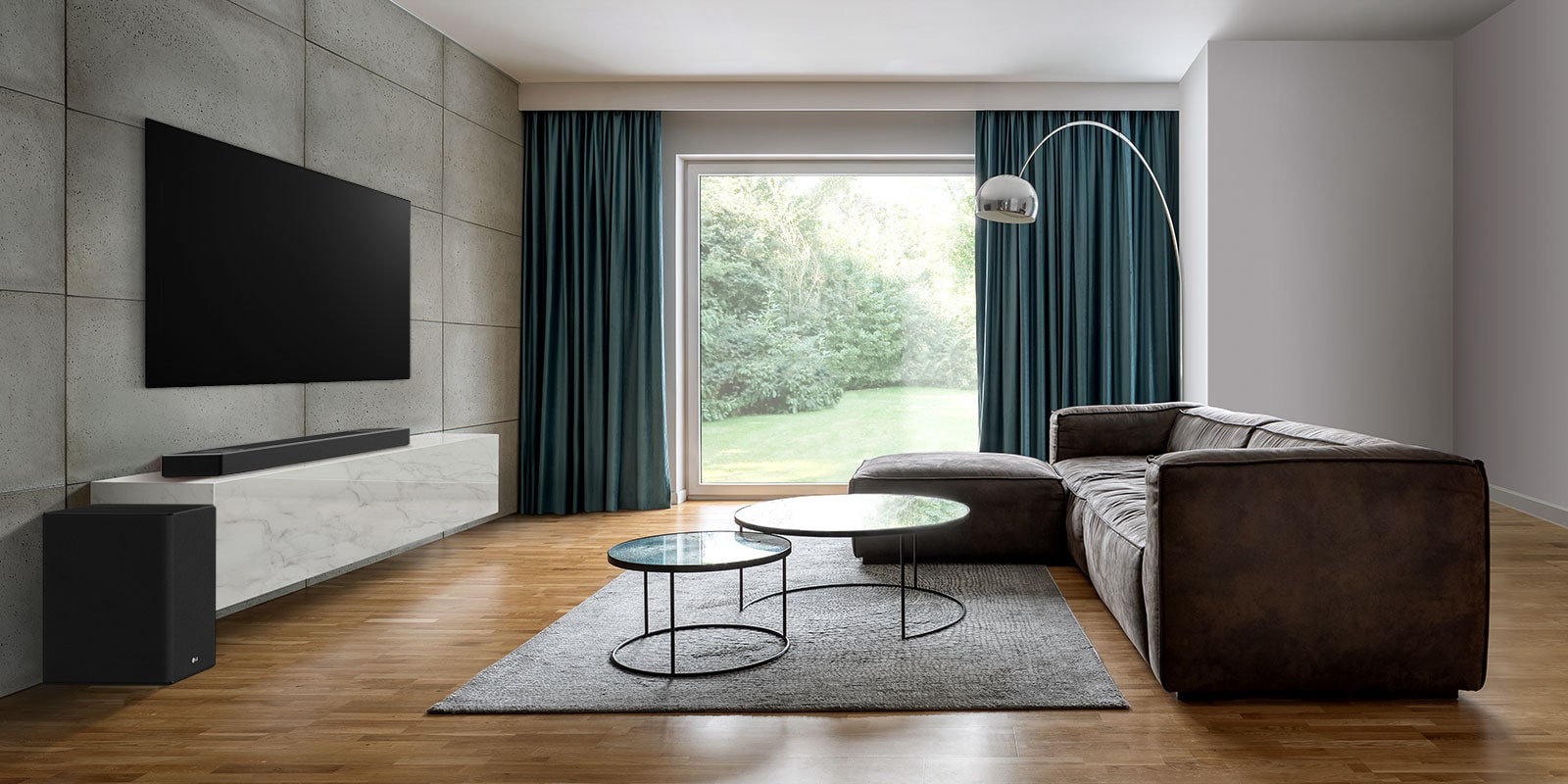 Plačioje svetainėje yra televizorius, Soundbar ir žemadažnis garsiakalbis. Iš garsiakalbio sklinda garso banga, kuria išmatuojama visa svetainės erdvė.