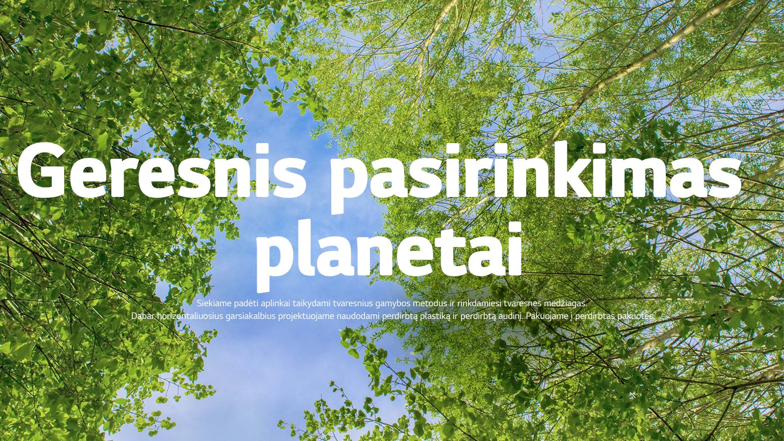 Per vidurį pateiktas žalias atvaizdas pilnas sodrių medžių lapų ir dangaus