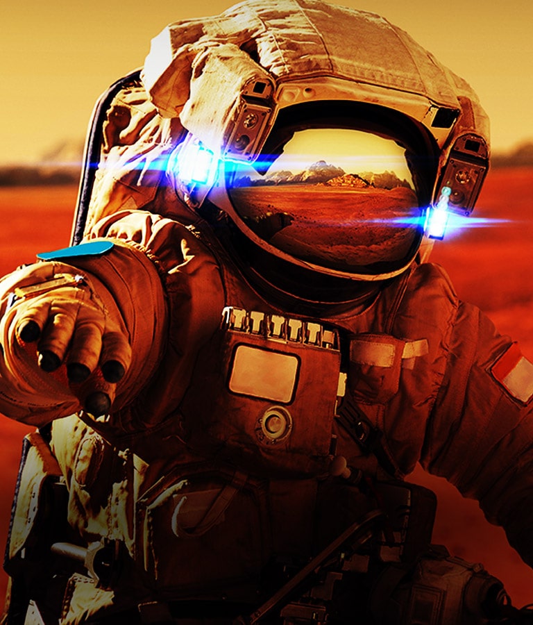 Astronauto veidas stambiu planu raudoname fone.