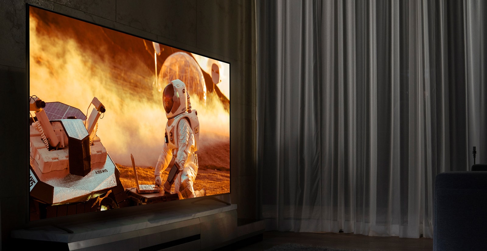 „NanoCell“ TV tamsioje svetainėje. Ekrane rodoma scena iš filmo.