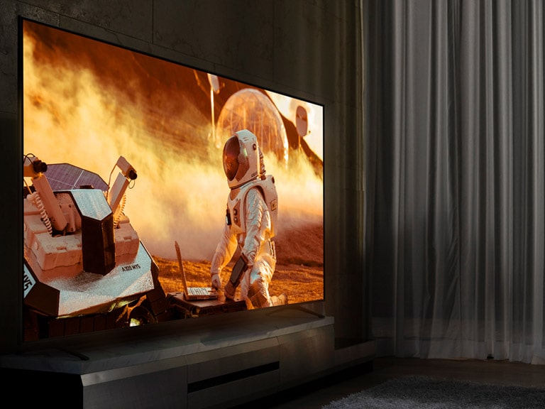 „NanoCell“ TV tamsioje svetainėje. Ekrane rodoma scena iš filmo.