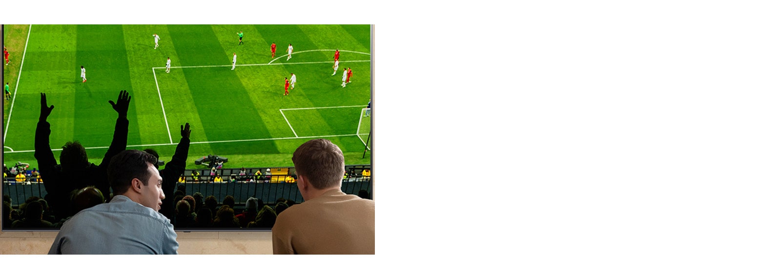 Dviejų vyrų svetainėje žiūrinčių futbolo rungtynes per „Nanocell“ TV vaizdas iš nugaros.