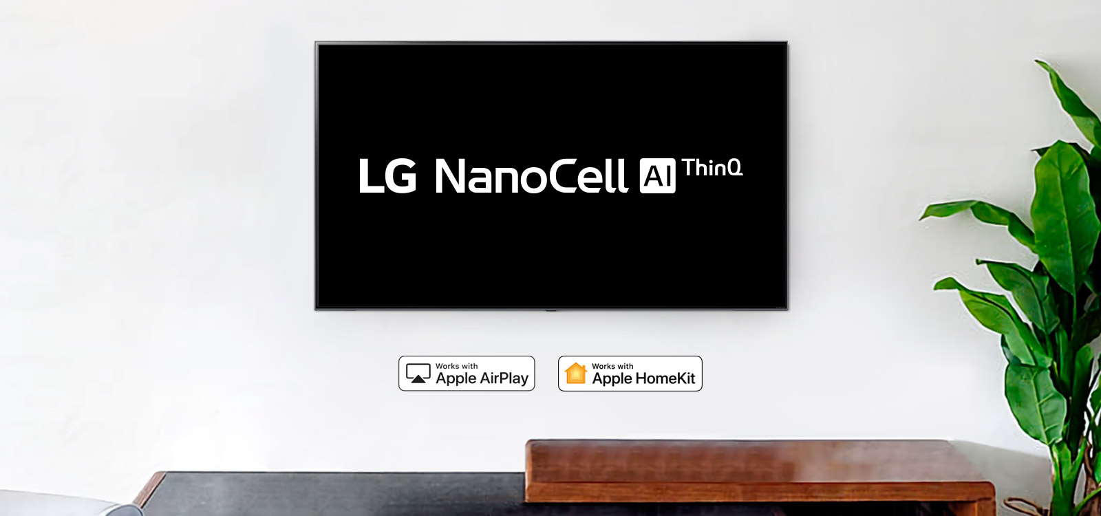Ant sienos įrengtame TV rodomas „LG OLED AI ThinQ“ logotipas juodame fone