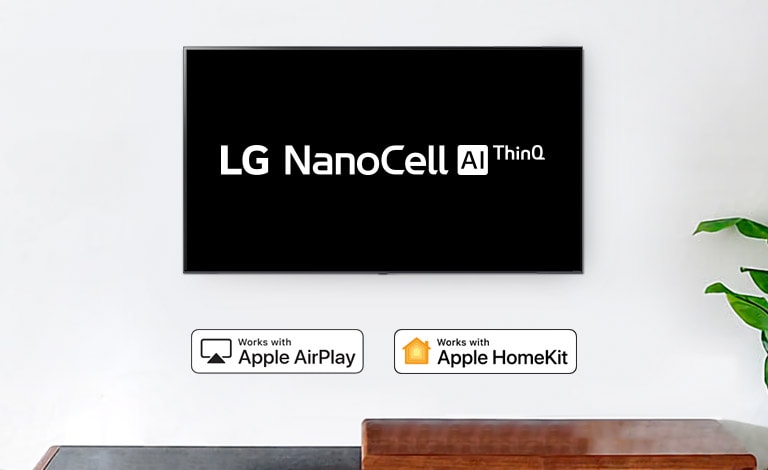 Ant sienos įrengtame TV rodomas „LG OLED AI ThinQ“ logotipas juodame fone