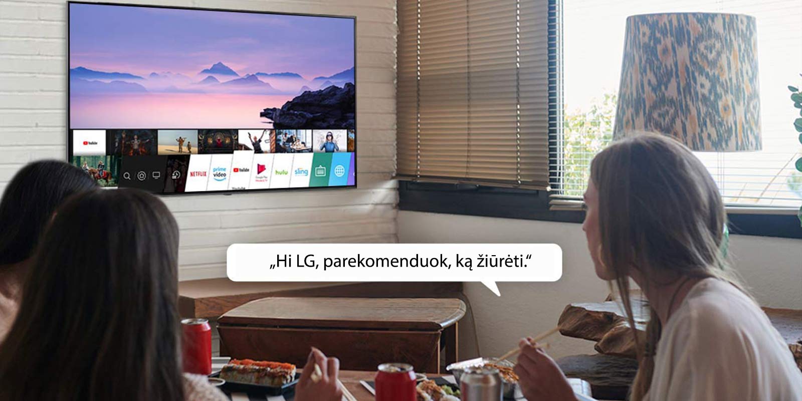 Trys moterys valgo suši ir viena iš jų LG TV prašo pateikti rekomendaciją, ką žiūrėti