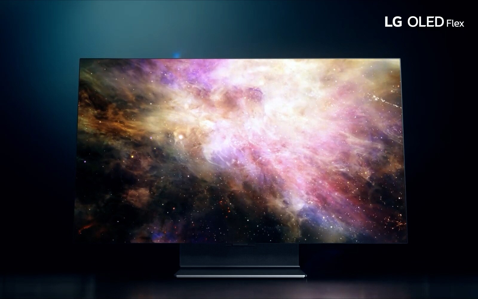 Priešais juoda foną pasirodo šviesos blyksnis, kuris tada tampa tiesiai linija, vaizduojančia „LG OLED Flex“ tiesiu ekranu iš viršaus. Tada linija išlinksta, o kamera nuleidžiama žemyn, kad parodytų „LG OLED Flex“.