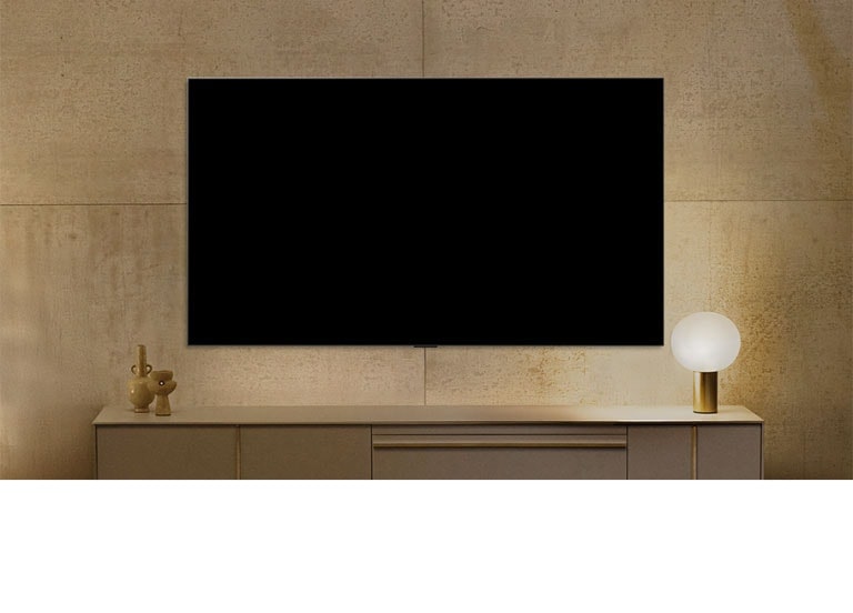 „LG Gallery TV AI“ su „LX7 ART TV“ rėmeliu ant sienos atrodo išjungtas, tada įsijungia Galerijos režimas, rodoma informacija ir meno kūriniai keičia vienas kitą.