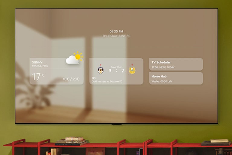 „LG Gallery TV AI“ su „LX7 ART TV“ rėmeliu ant žalios sienos virš raudonos konsolės, rodo informacinį skydelį su oro prognozėmis, sporto rezultatais, TV programa ir „Home Hub“.