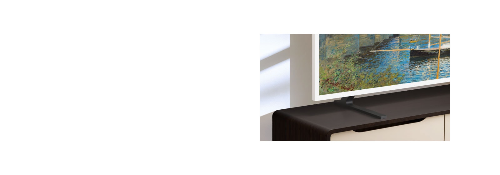 „LG Gallery TV AI“ su „LX7 ART TV“ rėmeliu ir reguliuojamo aukščio stovu pastatytas ant medijos konsolės – stovas juda aukštyn ir žemyn, suteikdamas lanksčias ekrano padėties galimybes, tinkančias skirtingiems kambarių išplanavimams ir žiūrėjimo poreikiams.
