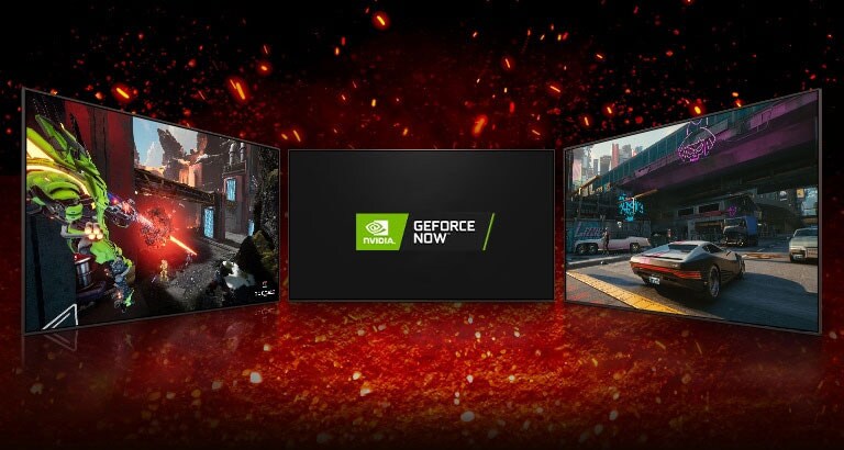 Trys televizoriai – vidurinysis nukreiptas į priekį, jo ekrane rodomi „NVIDIA GEFORCE NOW“ logotipai. Kairėje esantis televizorius rodo žaidimą padalytame ekrane, o dešinėje – „Cyberpunk 2077“ žaidimą.