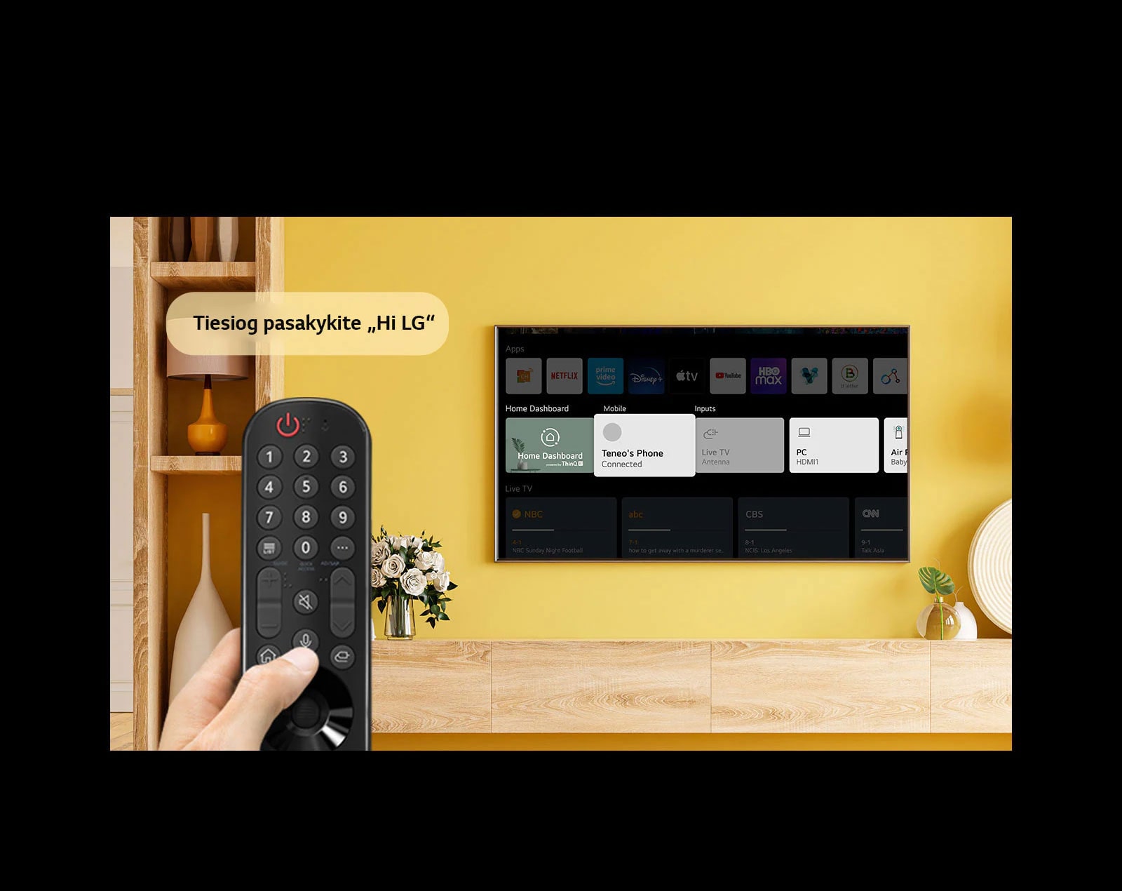 Žmogus priešais televizoriaus ekraną laiko televizoriaus nuotolinio valdymo pultą. Pokalbio debesėlyje parašyta „Tiesiog pasakykite „Hi LG“.