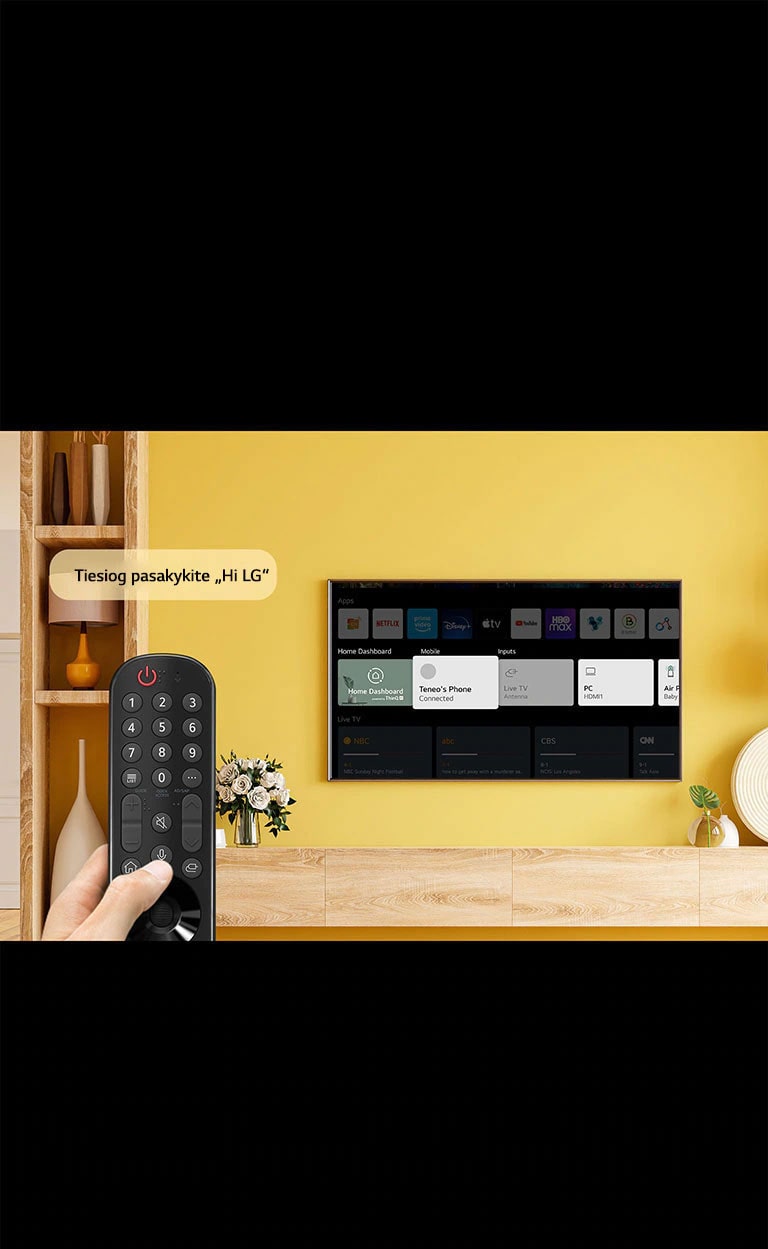 Žmogus priešais televizoriaus ekraną laiko televizoriaus nuotolinio valdymo pultą. Pokalbio debesėlyje parašyta „Tiesiog pasakykite „Hi LG“.