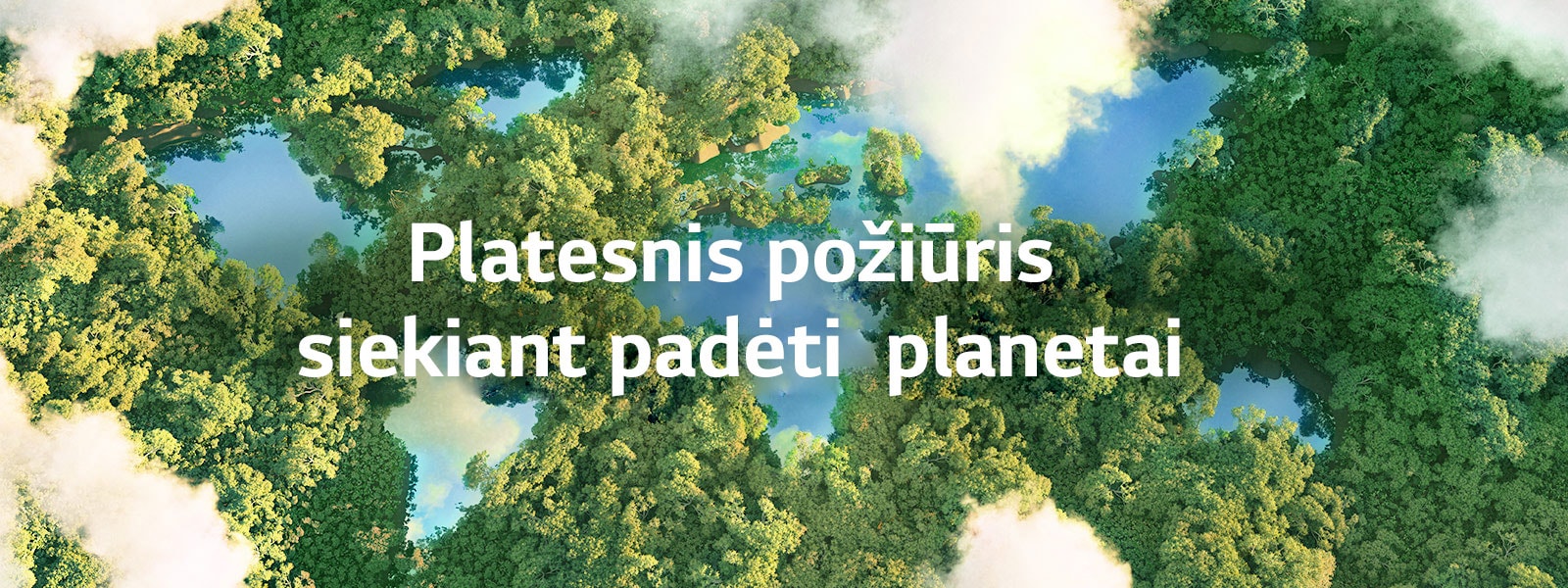 Platus žalio miško vaizdas iš viršaus, matomas debesis