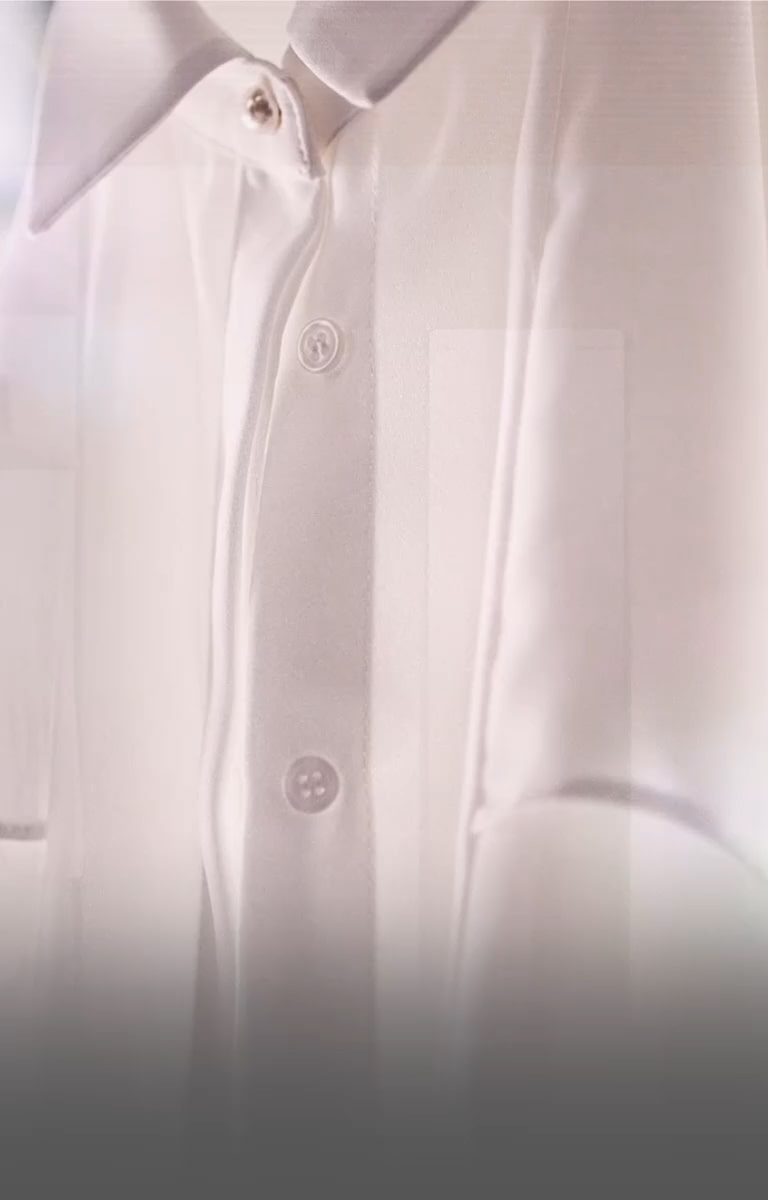 Švarių baltų marškinių vaizdas stambiu planu.