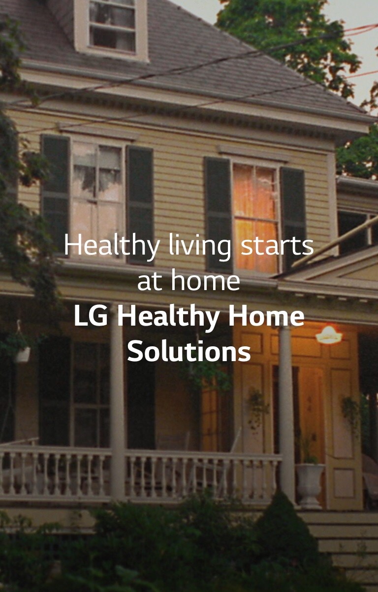 Visa šeima šypsosi atidarę namų duris.