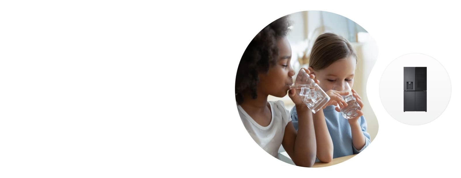 Du vaikai geria vandenį prie stalo, fone – LG šaldytuvas ir įmontuotas dozatorius