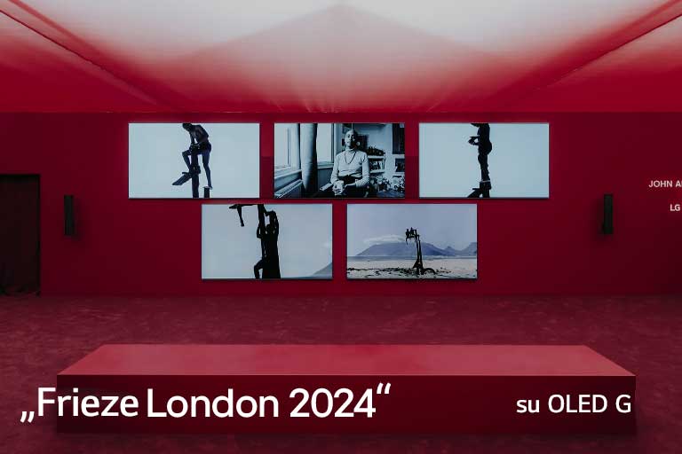 Raudonas kambarys, kuriame vaizduojami keli meno kūriniai LG OLED G ekranuose.