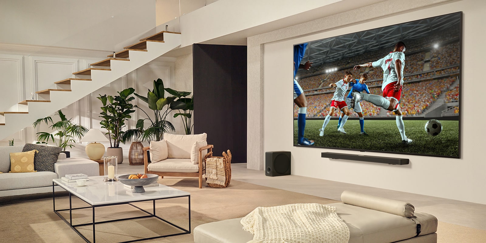 Šeima susirinkusi aplink itin didelį LG „Ultra Big“ TV ir didžiuliame jo ekrane stebi įdomias futbolo rungtynes. 