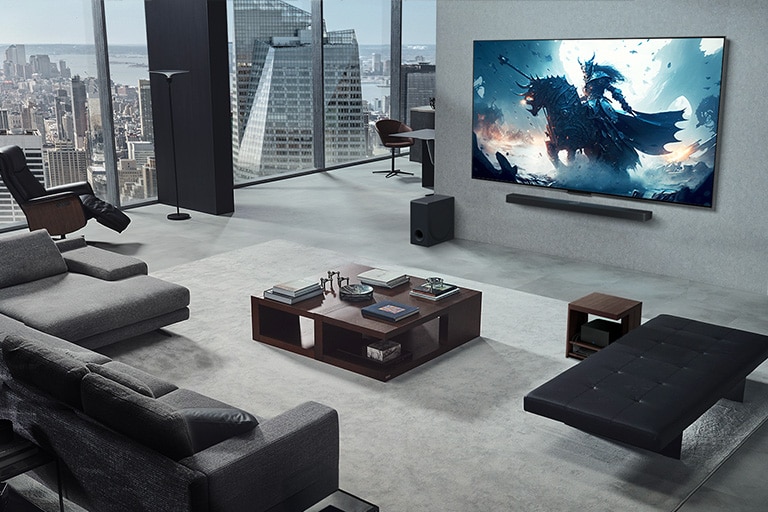 Kambarys, kuriame žmogus žaidžia vaizdo žaidimą per wall-mounted LG True Wireless TV, o garsas sklinda per LG Soundbar garso sistemą. Rankoje jis laiko valdiklį, tačiau žaidimų konsolės iš pirmo žvilgsnio nematyti. Taip pat nesimato jokių laidų. „Zero Connect Box“ paslėptas ir vos matomas po staliuku. 
