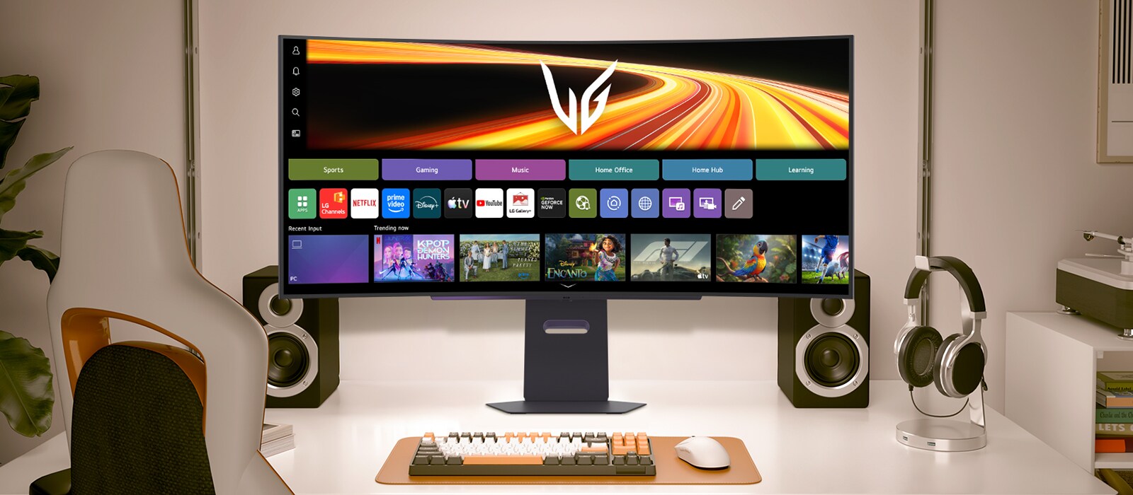 Ant stalo esančiame LG UltraGear monitoriaus ekrane rodoma webOS valdymo sritis su įvairiomis programėlėmis, turinio rekomendacijomis ir UltraGear logotipu.