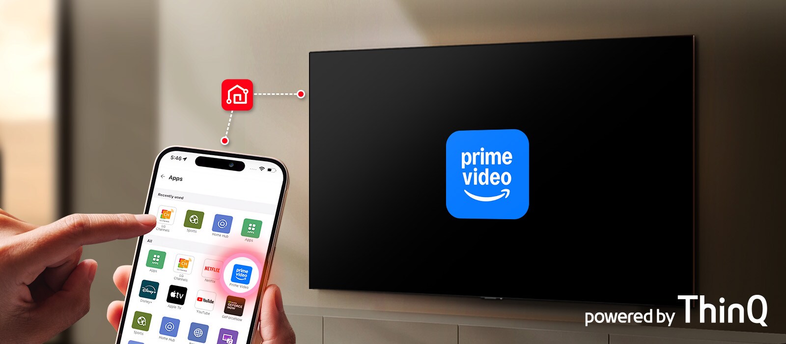 Žmogus laiko išmanųjį telefoną su atidaryta „LG ThinQ“ programėle priešais LG išmanųjį televizorių, kuriame rodomas „Prime Video“ logotipas, iliustruojant programėlės paleidimą televizoriuje vienu bakstelėjimu telefone.
